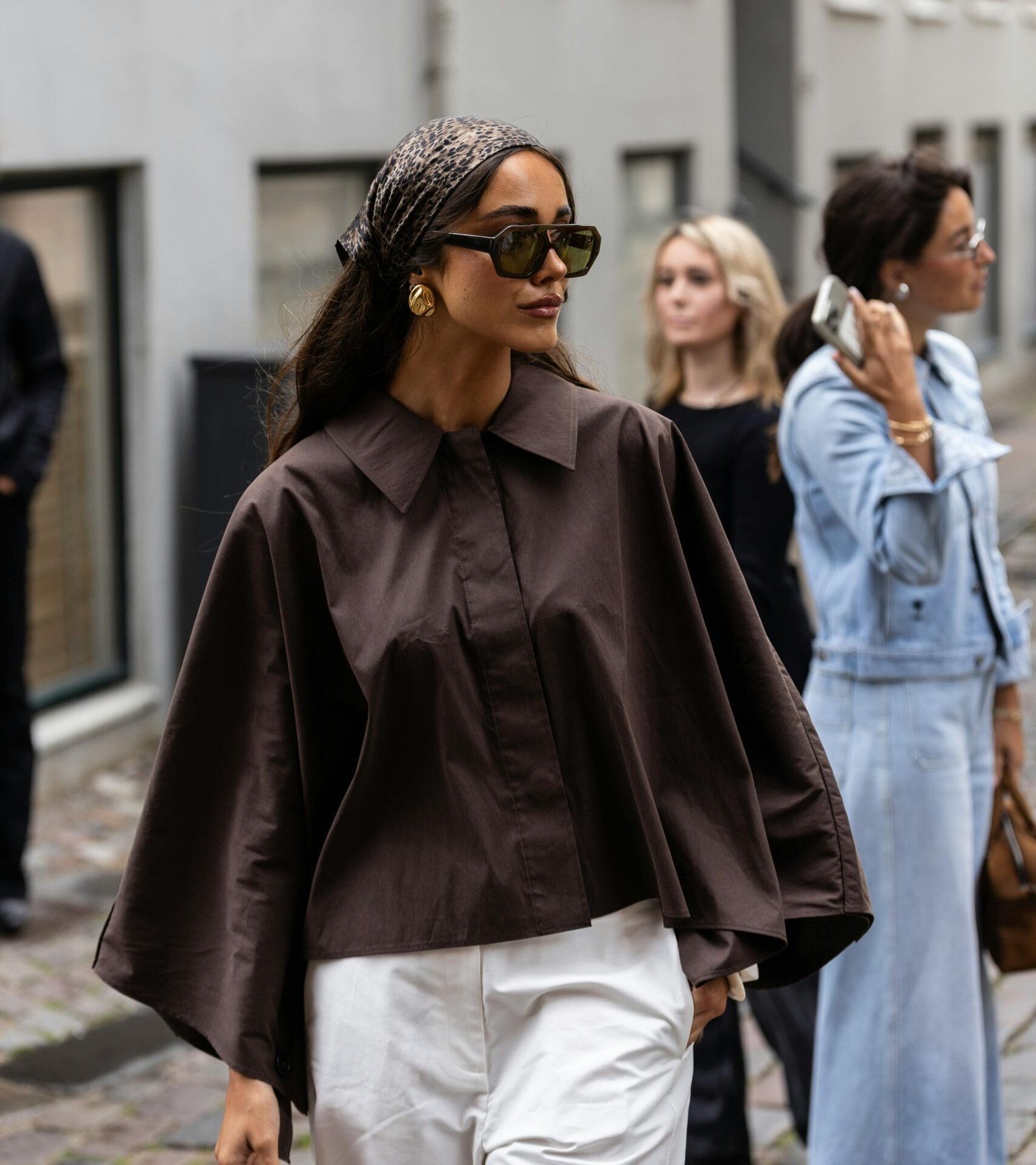 Minimal look paired with eye-catching accessory